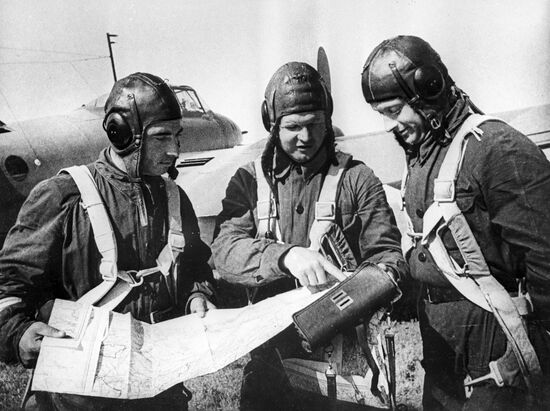 Pilots before flying to bomb enemy targets