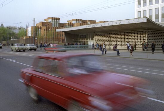Oktyabrskaya metro station