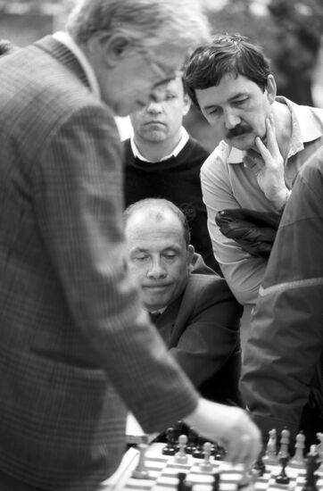 Grandmaster Vasily Smyslov with amateur chess players