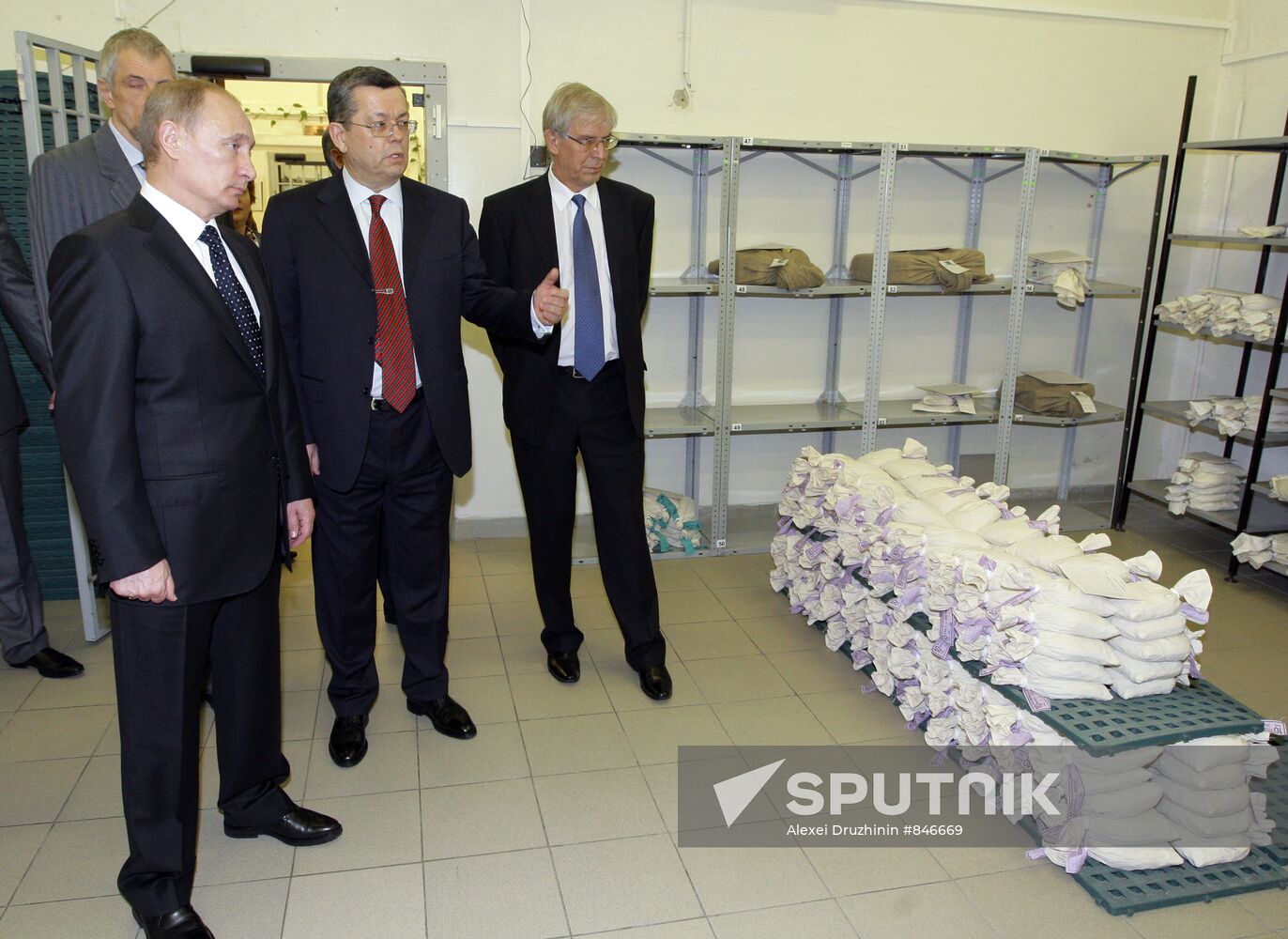 Vladimir Putin visits Central Depository of Bank of Russia