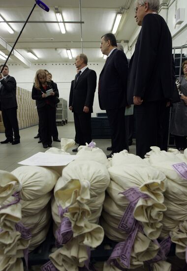 Vladimir Putin visits Central Depository of Bank of Russia