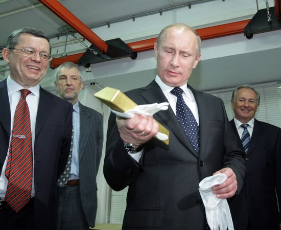 Vladimir Putin visits Central Depository of Bank of Russia