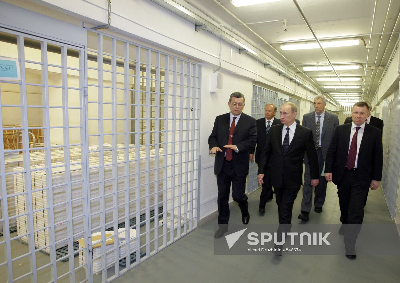 Vladimir Putin visits Central Depository of Bank of Russia