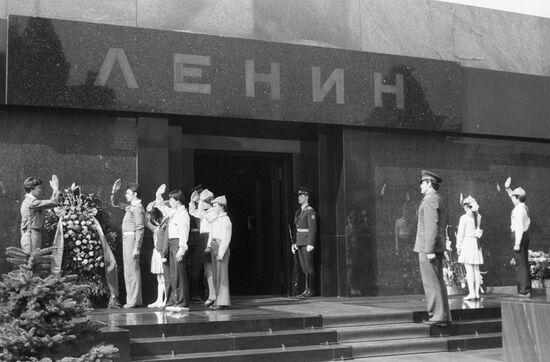 Young Pioneers laying wreath at the Lenin Mausoleum