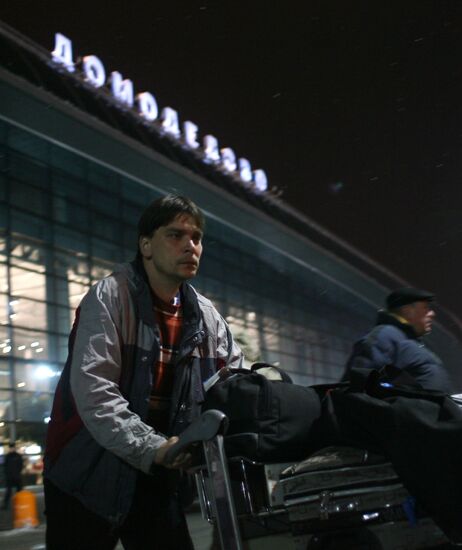 Blast hits Domodedovo airport