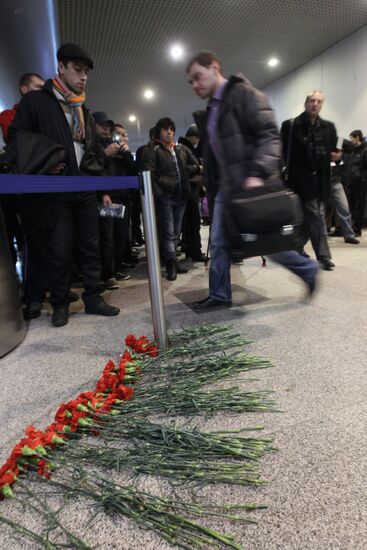 Flowers on the floor at the Domodedovo arrival's hall