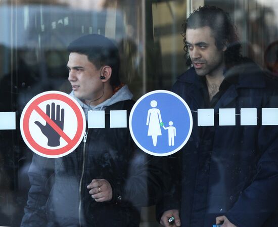 Passengers leaving Domodedovo airport building