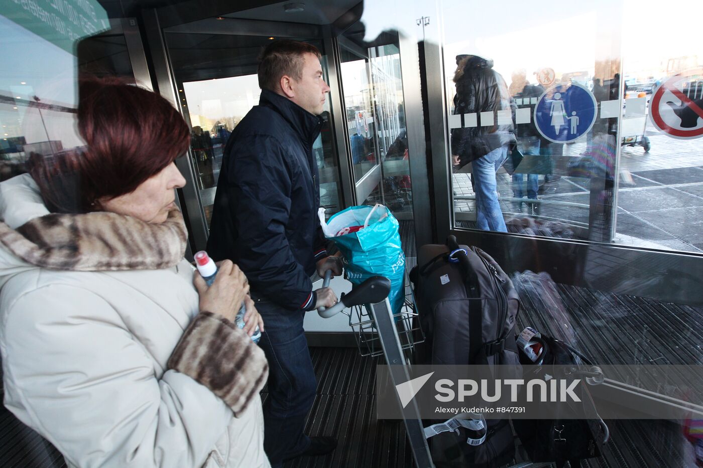 Passengers leaving Domodedovo airport building