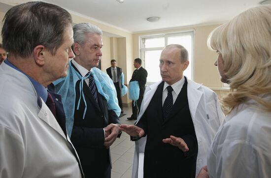 Vladimir Putin visits victims of Domodedovo blast