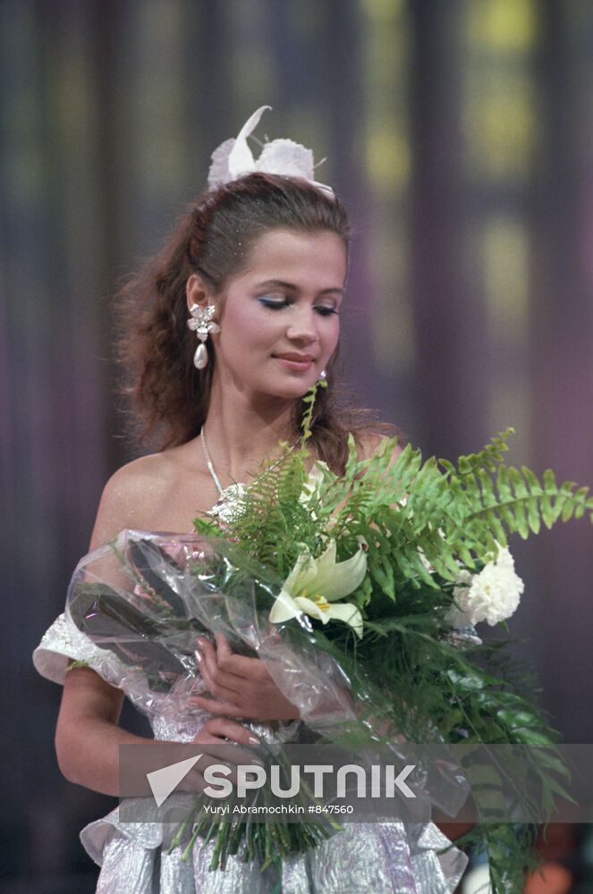 Finalist of "Moscow beauty-89" contest Yulia Lemigova