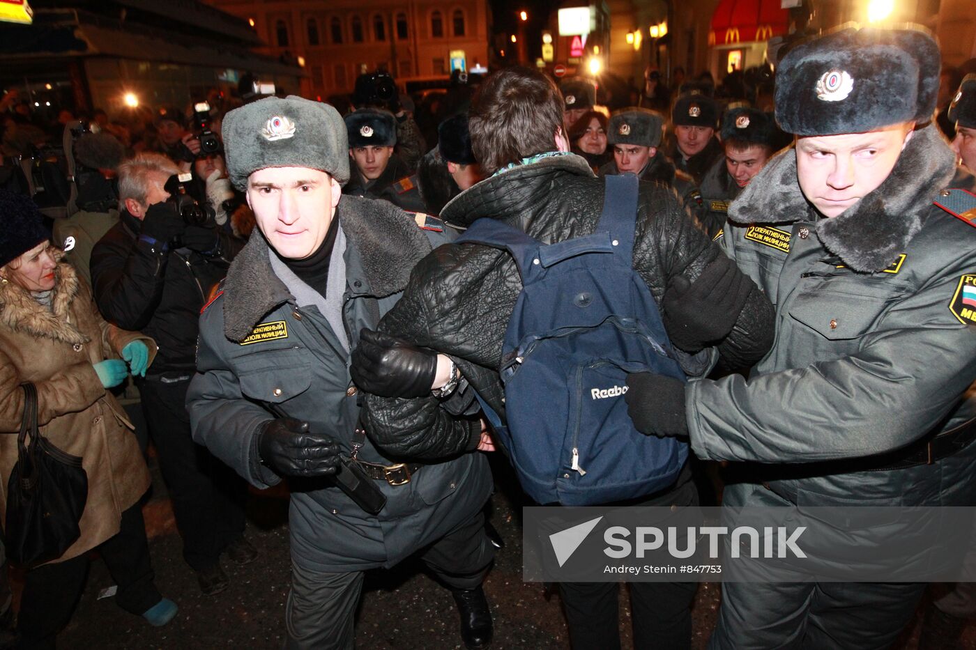 About 10 rioters detained outside Tretyakovskaya metro station