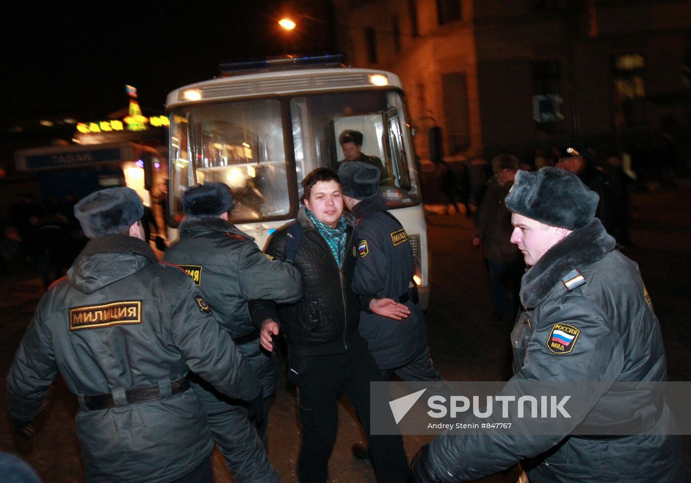 About 10 rioters detained outside Tretyakovskaya metro station