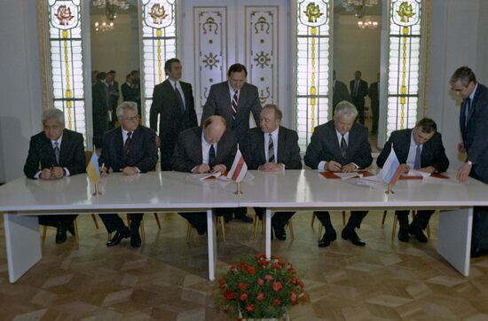 Signing the Agreement to eliminate the USSR and establish the Commonwealth of Independent States