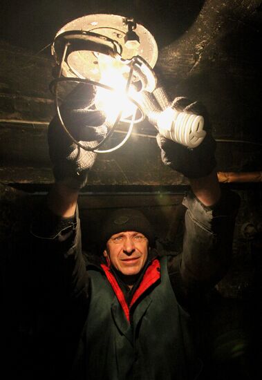 Installing energy-saving bulbs