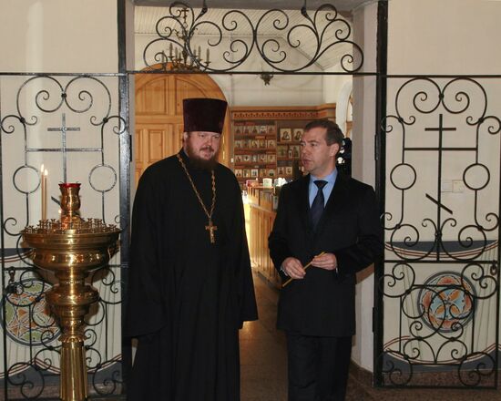 Dmitry Medvedev lights candle for the peace of blast victims