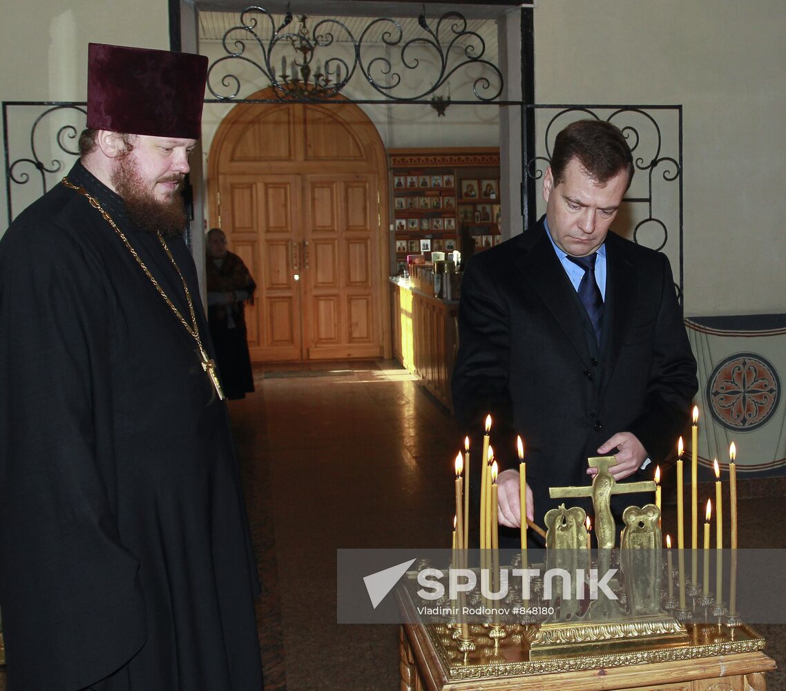 Dmitry Medvedev lights candle for the peace of blast victims