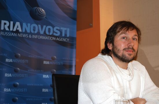 Yevgeny Chichvarkin attends Moscow-London videoconference
