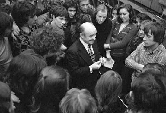 People's Artist of USSR Rolan Bykov talking to audience