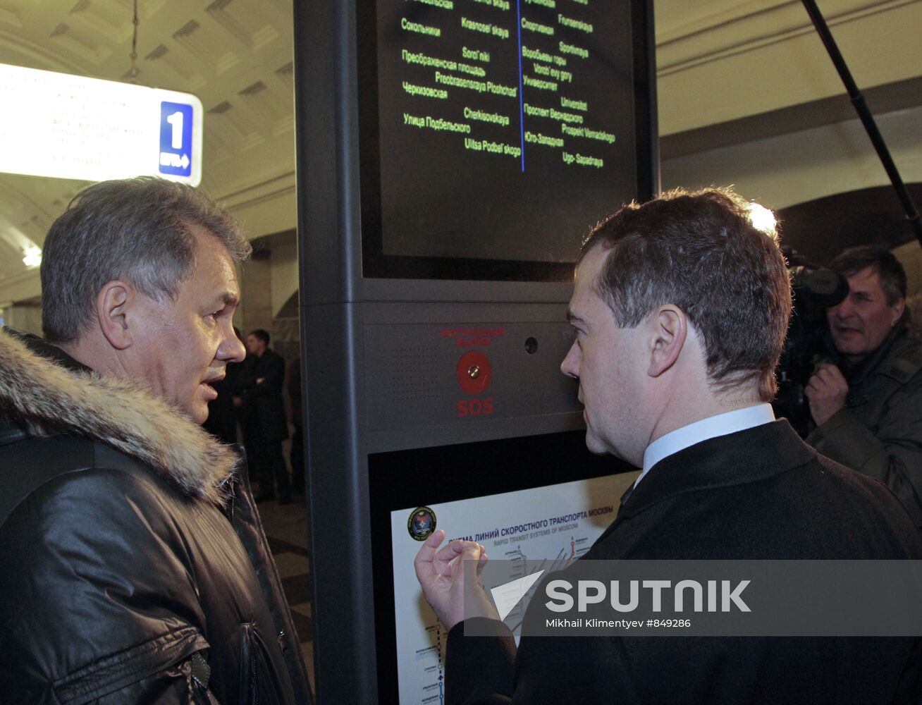 Dmitry Medvedev visits Moscow underground