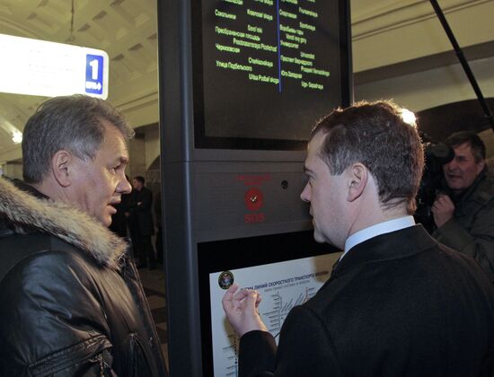 Dmitry Medvedev visits Moscow underground
