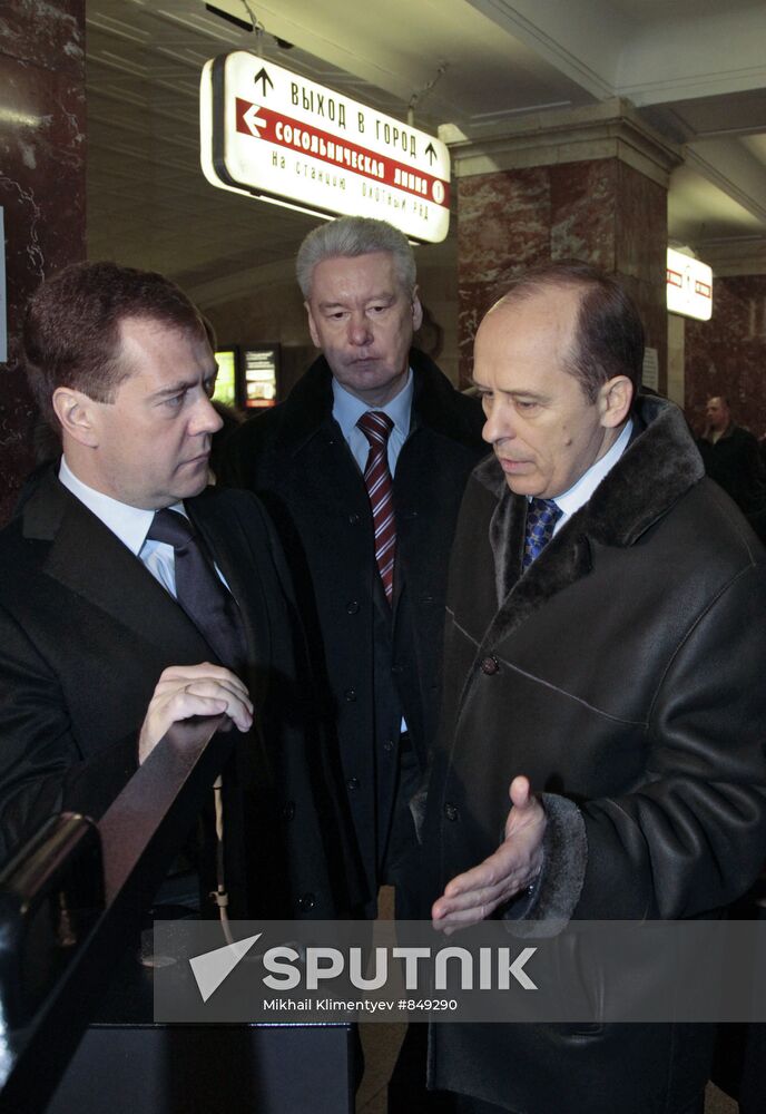 Dmitry Medvedev visits Moscow underground
