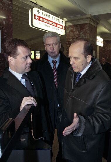 Dmitry Medvedev visits Moscow underground