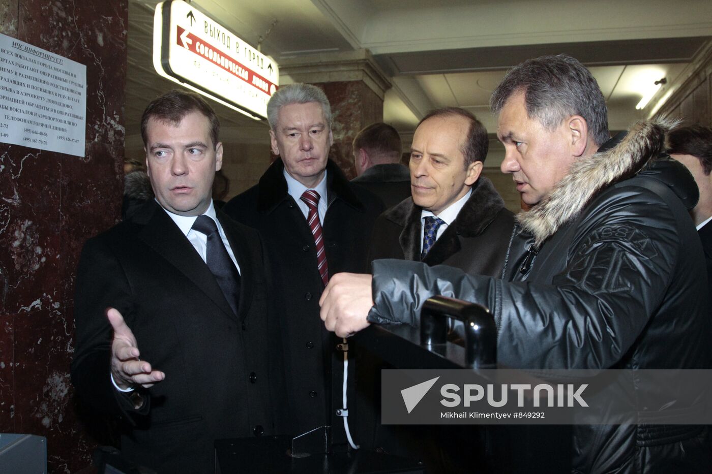 Dmitry Medvedev visits Moscow underground