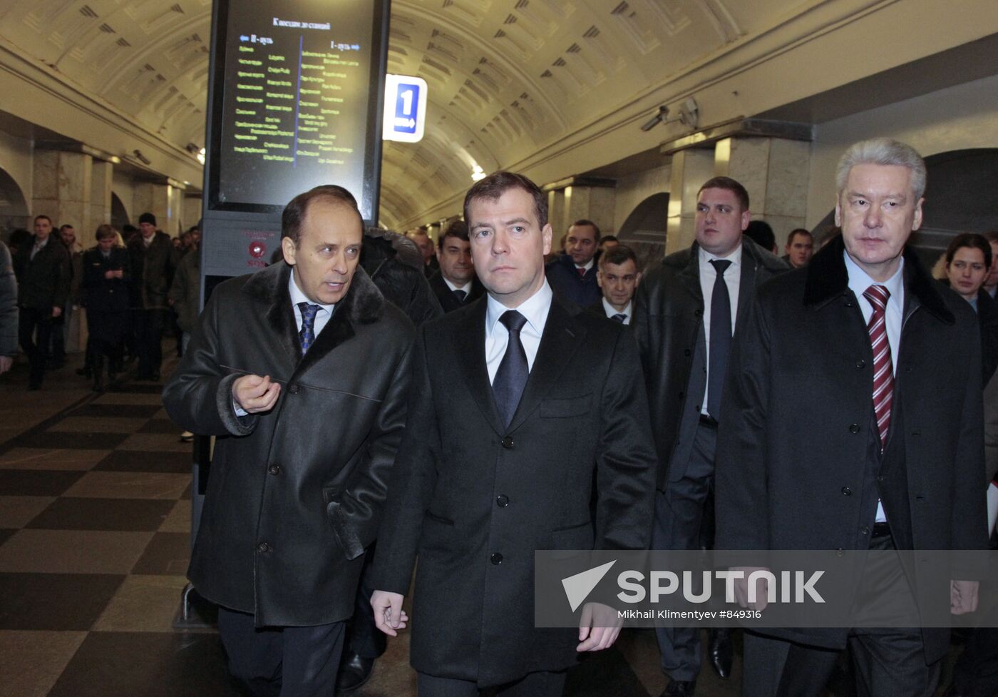 Dmitry Medvedev visits Moscow metro