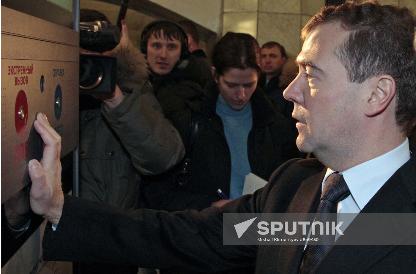 President Medvedev goes down into subway station