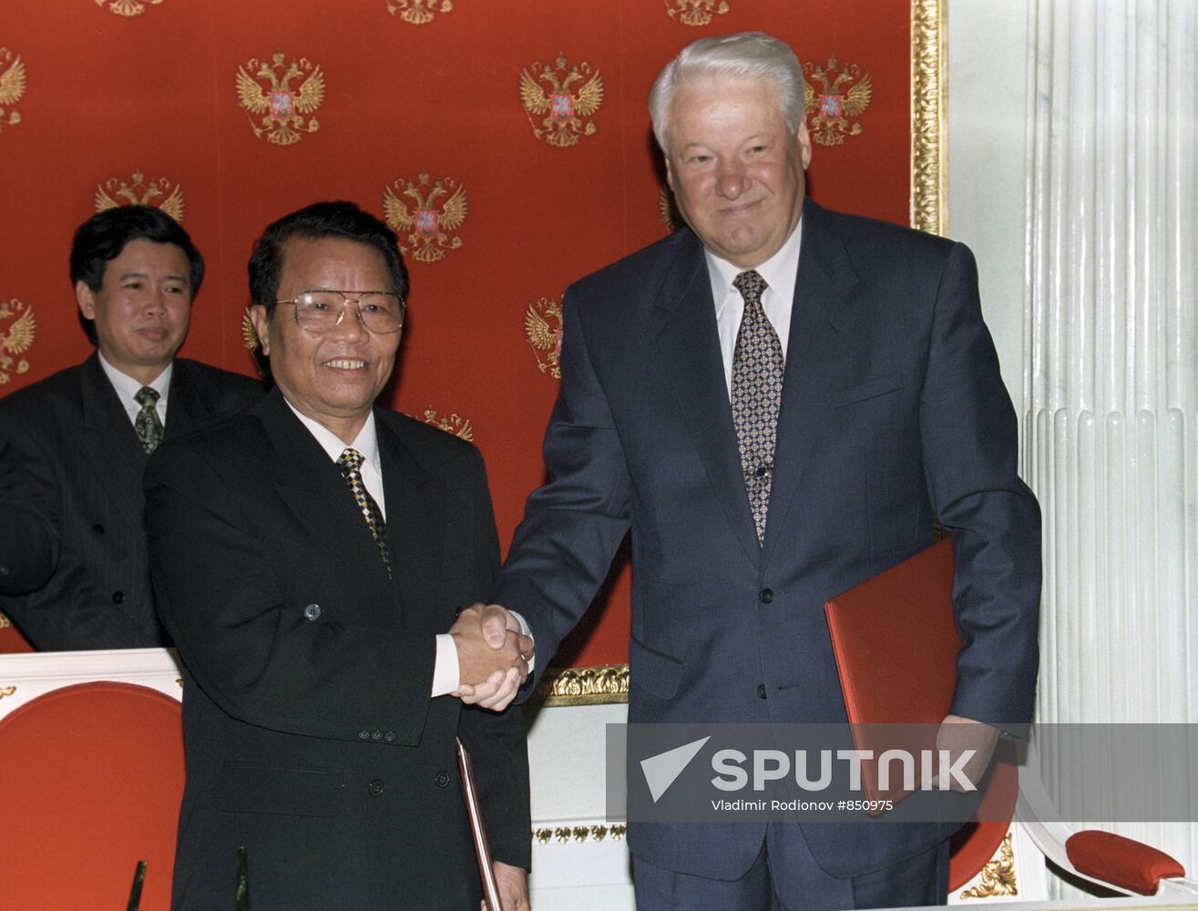Tran Duc Luong and Boris Yeltsin