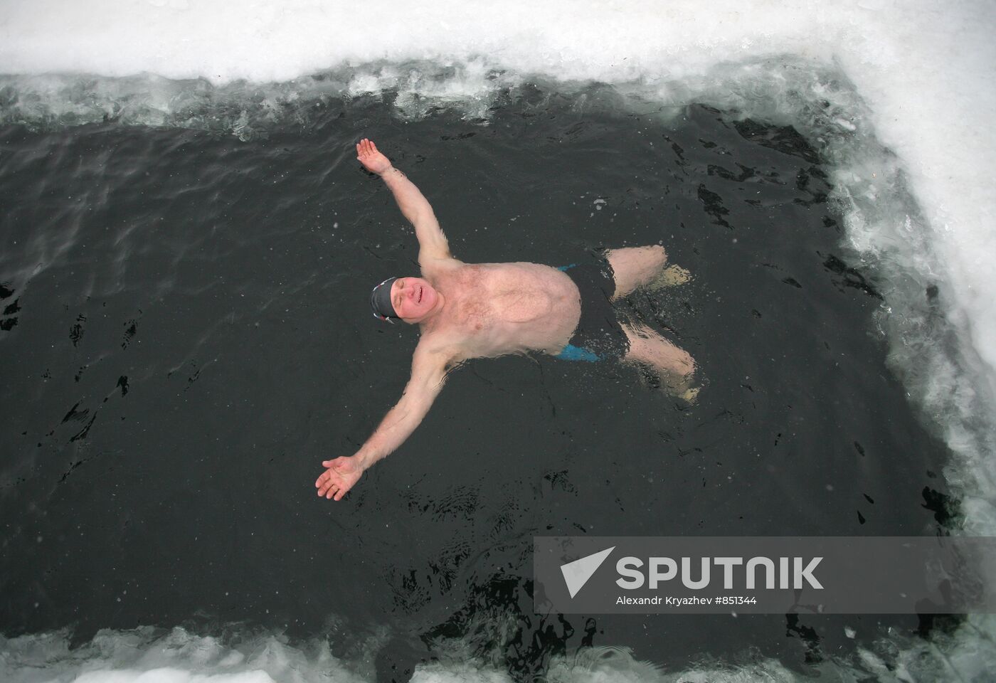 Polar bears take a plunge in "Saucer" lake