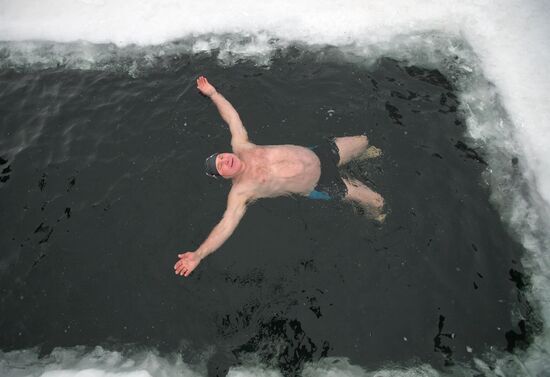 Polar bears take a plunge in "Saucer" lake