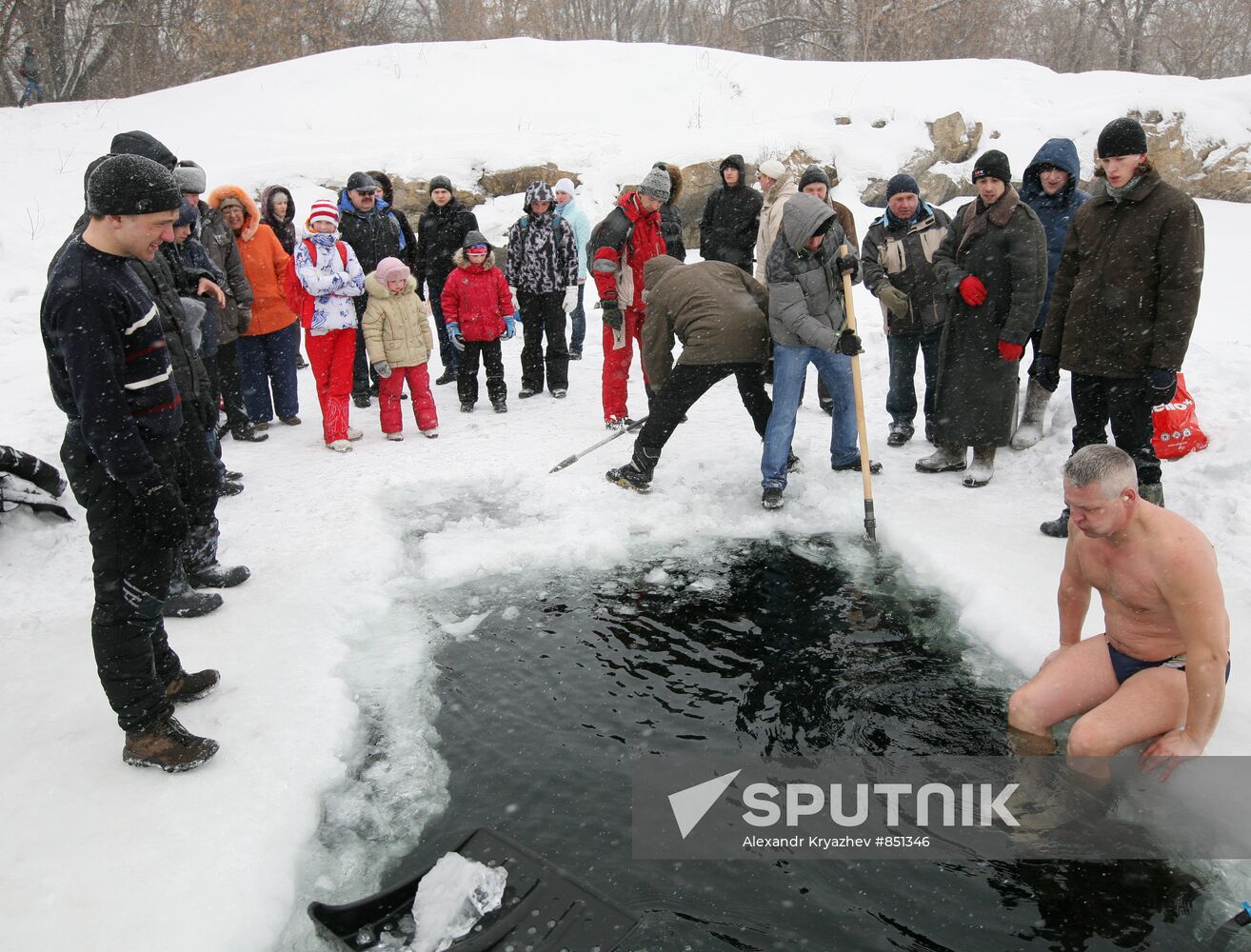 Polar bears take a plunge in "Saucer" lake