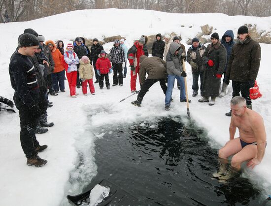 Polar bears take a plunge in "Saucer" lake