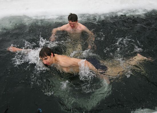 Polar bears take a plunge in "Saucer" lake