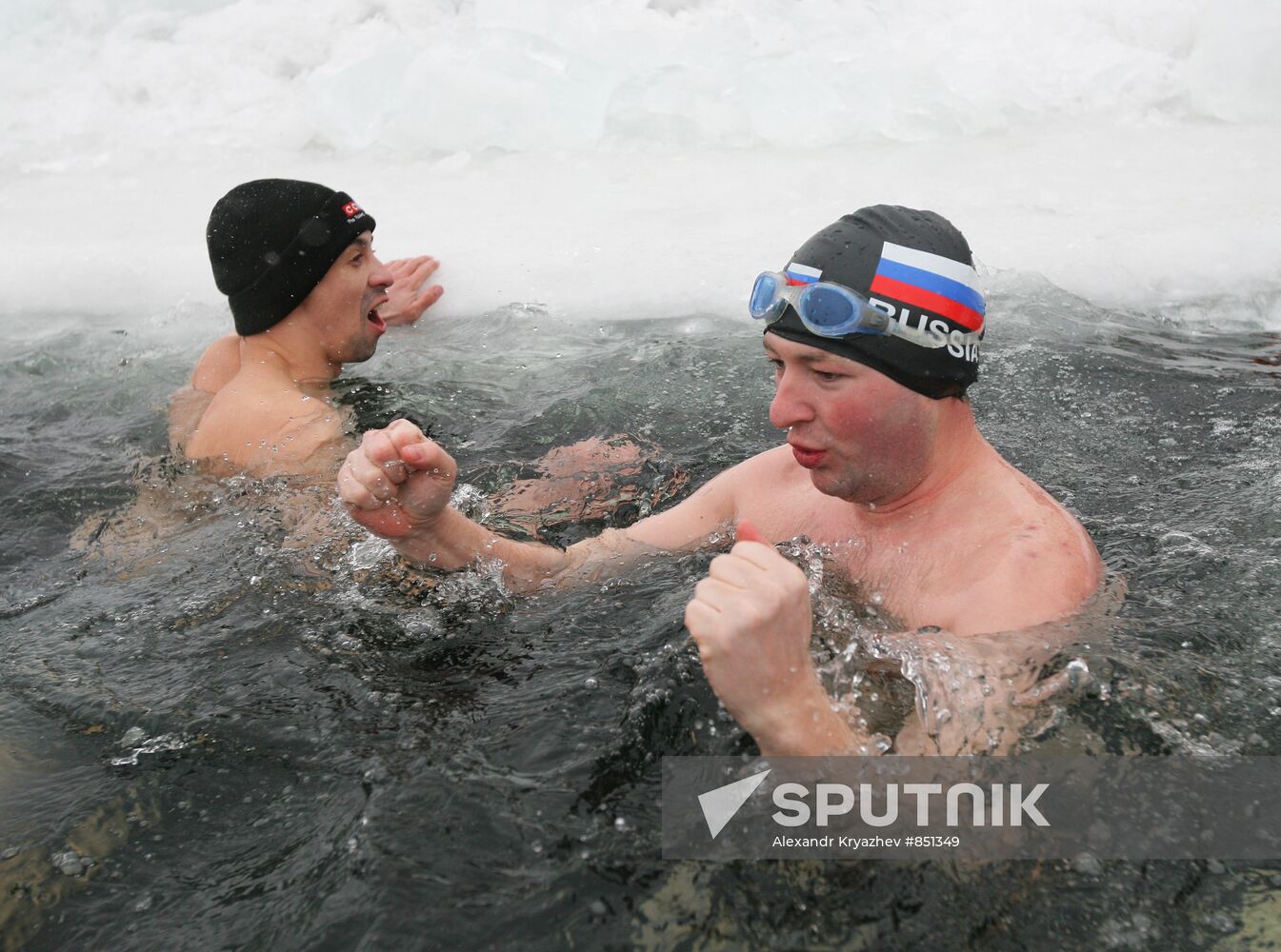 Polar bears take a plunge in "Saucer" lake