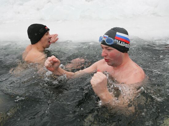 Polar bears take a plunge in "Saucer" lake