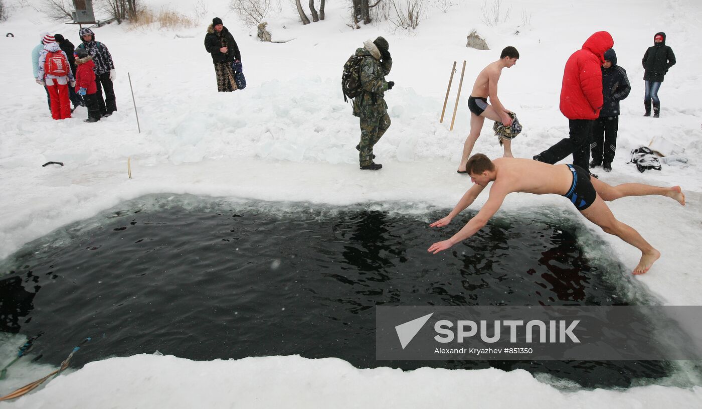 Polar bears take a plunge in "Saucer" lake