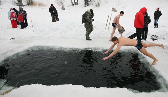 Polar bears take a plunge in "Saucer" lake
