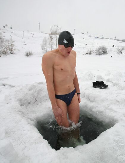 Polar bear takes a plunge in "Saucer" lake