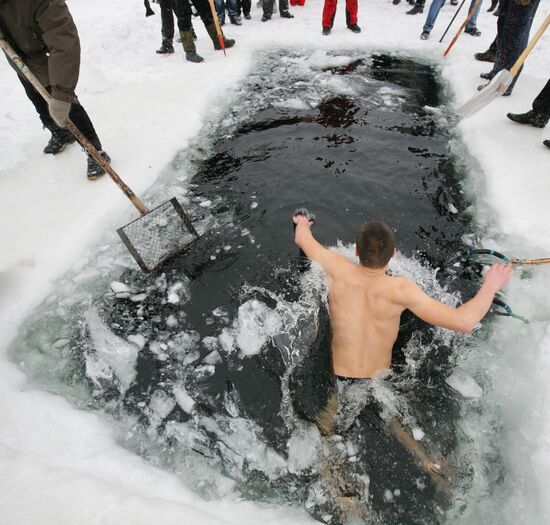Polar bears take a plunge in "Saucer" lake