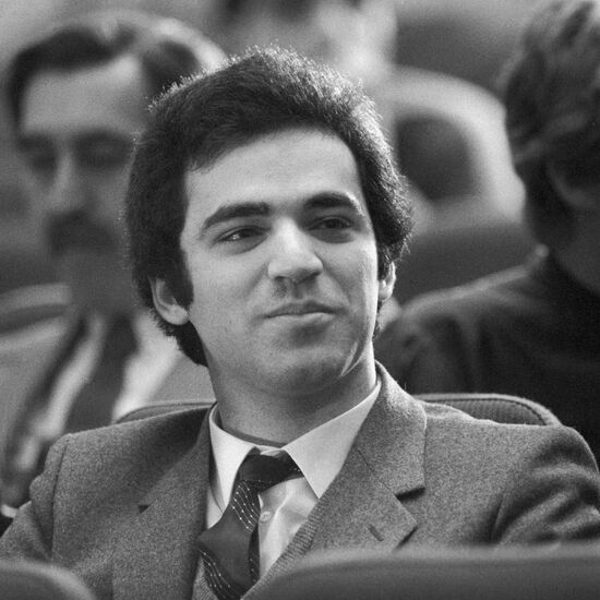 Garry Kasparov at news conference of FIDE president Campomanes
