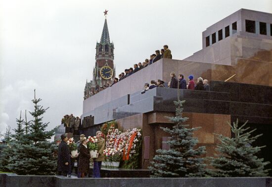 Laying wreath to Lenin mausoleum