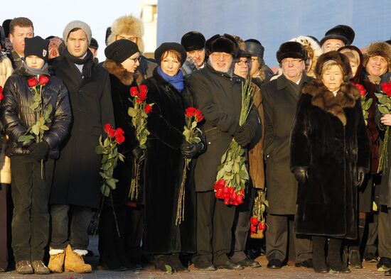 Monument to Boris Yeltsin unveiled in Yekaterinburg