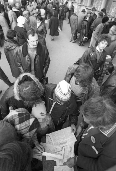 Muscovites buy samizdat press leaflets