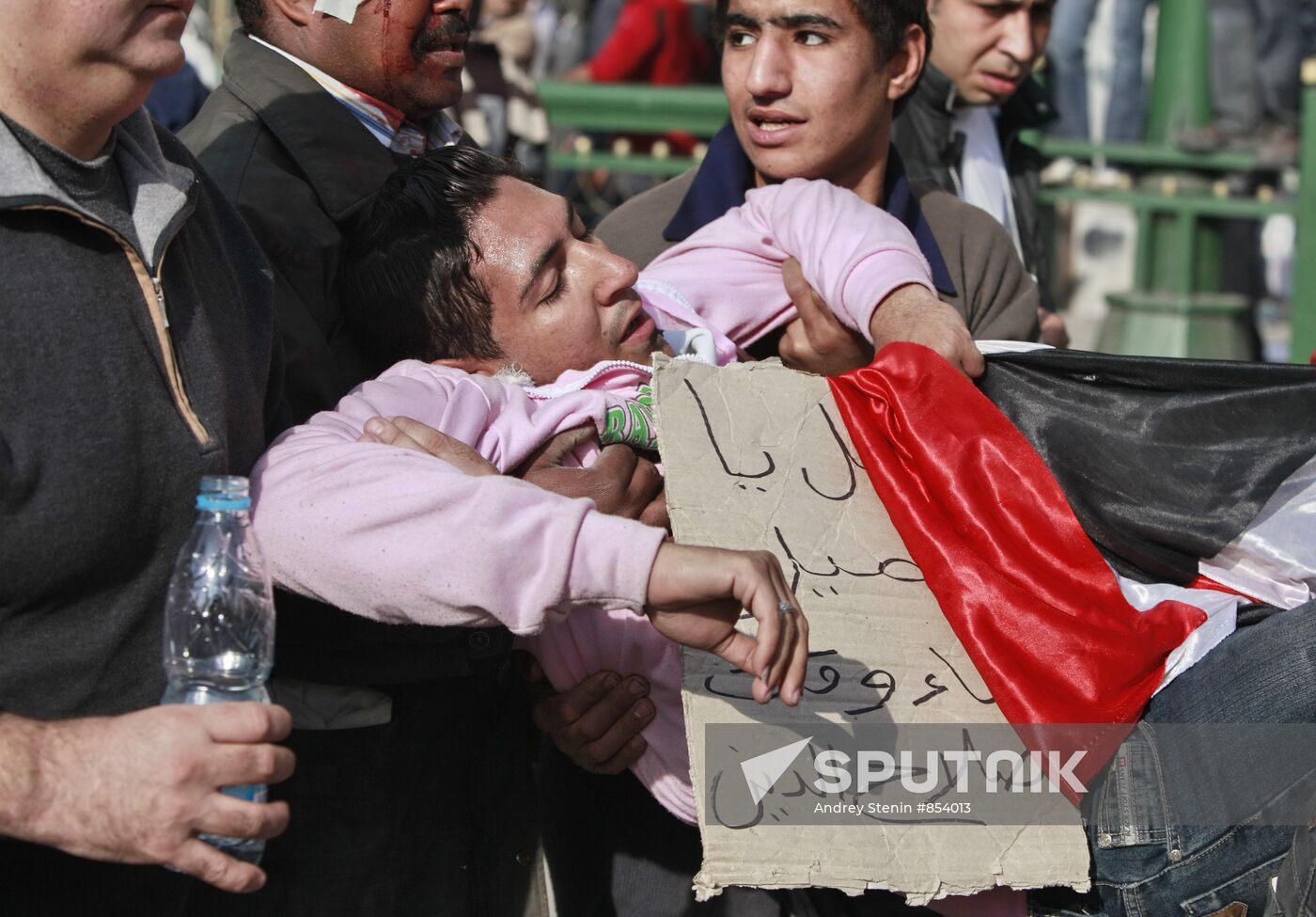 Mubarak supporters, opponents clash in Cairo