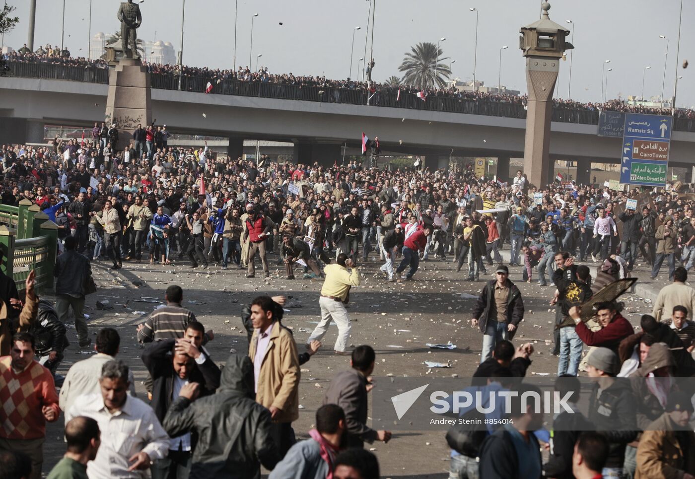 Mubarak supporters, opponents clash in Cairo