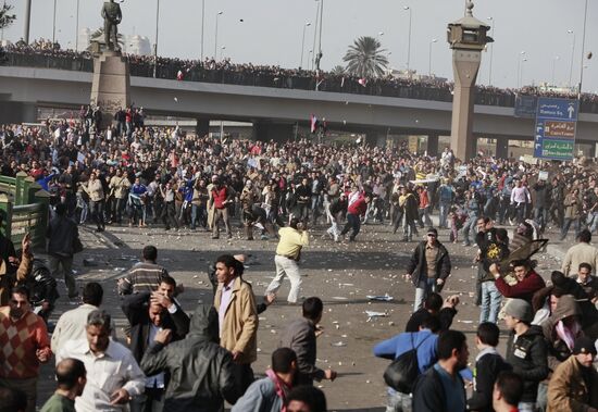 Mubarak supporters, opponents clash in Cairo