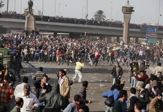 Mubarak supporters, opponents clash in Cairo