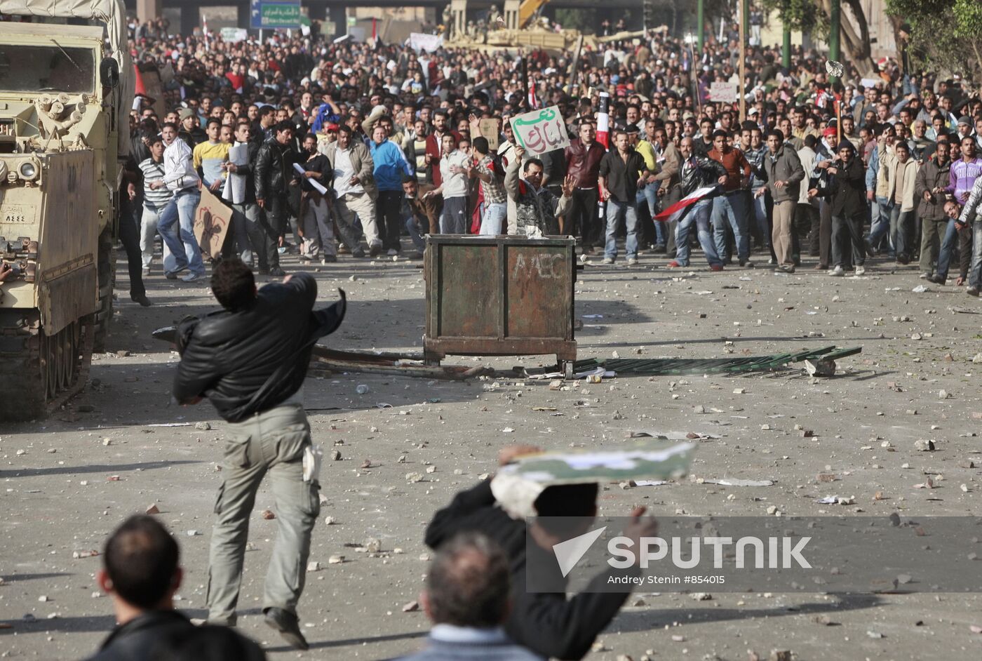 Mubarak supporters, opponents clash in Cairo
